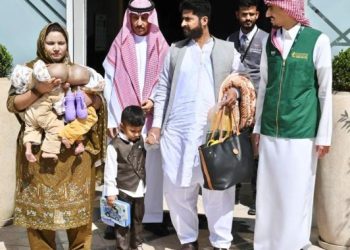 إنفاذًا لتوجيهات خادم الحرمين وولي العهد.. وصول التوأم الملتصق الباكستاني “سفيان ويوسف” إلى الرياض