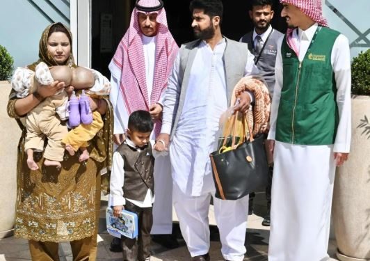 إنفاذًا لتوجيهات خادم الحرمين وولي العهد.. وصول التوأم الملتصق الباكستاني “سفيان ويوسف” إلى الرياض