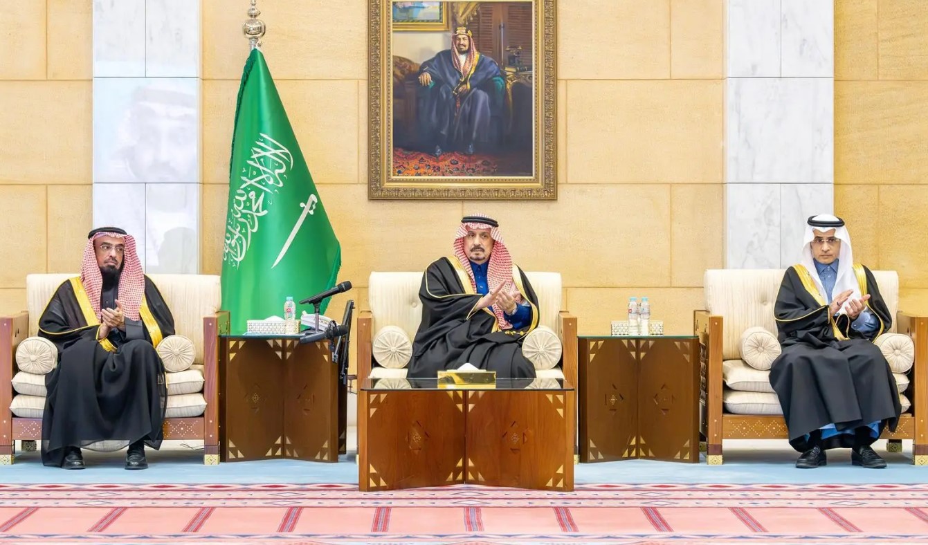 أمير منطقة الرياض يسلم وثائق تملك الوحدات السكنية للأسر المستحقة