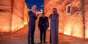 ولي عهد بريطانيا يزور الدرعية ويلتقط صورا امام قصر سلوى التاريخي