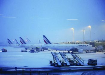 ثلوج باريس تربك الطيران وتخفض الرحلات 30% في شارل ديغول