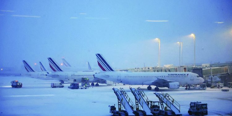 ثلوج باريس تربك الطيران وتخفض الرحلات 30% في شارل ديغول