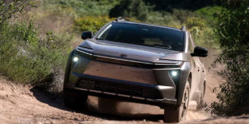 تويوتا bZ وودلاند 2026 تفاجئ السوق السعودي بتخفيضات قياسية لمنافسة السيارات الكهربائية