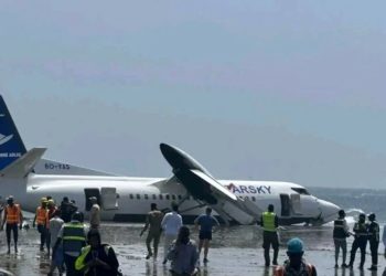 نجاة ركاب طائرة صومالية سقطت قرب مطار مقديشو بعد إقلاعها بدقائق