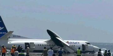 نجاة ركاب طائرة صومالية سقطت قرب مطار مقديشو بعد إقلاعها بدقائق