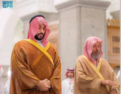 ولي العهد يزور مسجد قباء في المدينة المنورة