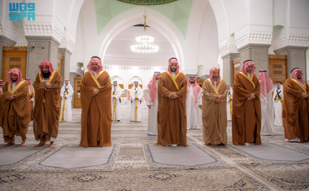 ولي العهد يزور مسجد قباء في المدينة المنورة