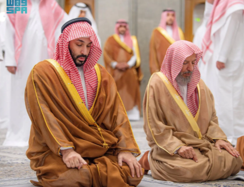 ولي العهد يزور مسجد قباء في المدينة المنورة