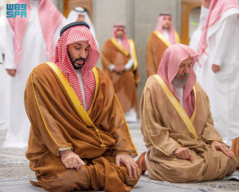 ولي العهد يزور مسجد قباء في المدينة المنورة