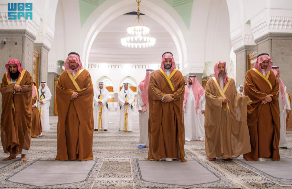 ولي العهد يزور مسجد قباء في المدينة المنورة