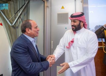 رئيس جمهورية مصر يصل إلى جدة وسمو ولي العهد في مقدمة مستقبليه
