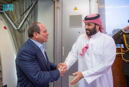 رئيس جمهورية مصر يصل إلى جدة وسمو ولي العهد في مقدمة مستقبليه