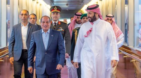 رئيس جمهورية مصر يصل إلى جدة وسمو ولي العهد في مقدمة مستقبليه