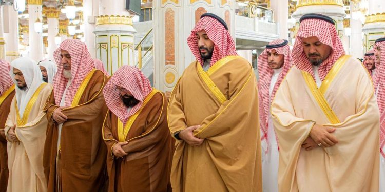 ولي العهد يزور المسجد النبوي