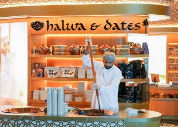 بعد افتتاحه، الركن العماني يزين صالات مطار مسقط الدولي