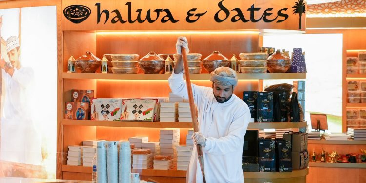 بعد افتتاحه، الركن العماني يزين صالات مطار مسقط الدولي