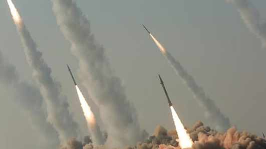 تصعيد جديد في الشرق الأوسط.. صواريخ إيرانية تستهدف إسرائيل وتوغل بري في جنوب لبنان
