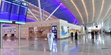  مطار الملك عبدالعزيز الدولي يناشد المسافرين بالتحقق من رحلاتهم قبل السفر
