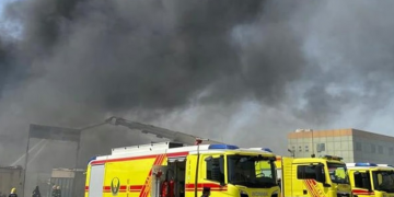 حريق في الفجيرة بالإمارات إثر اعتراض طائرة مسيرة