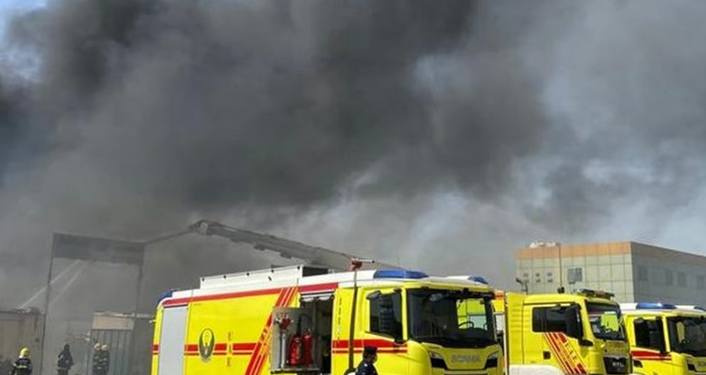 حريق في الفجيرة بالإمارات إثر اعتراض طائرة مسيرة