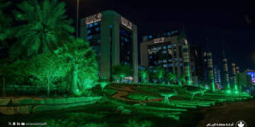 الرياض تضيء شوارعها وميادينها احتفالًا بـ “يوم مبادرة السعودية الخضراء” لتعزيز الاستدامة والوعي البيئي