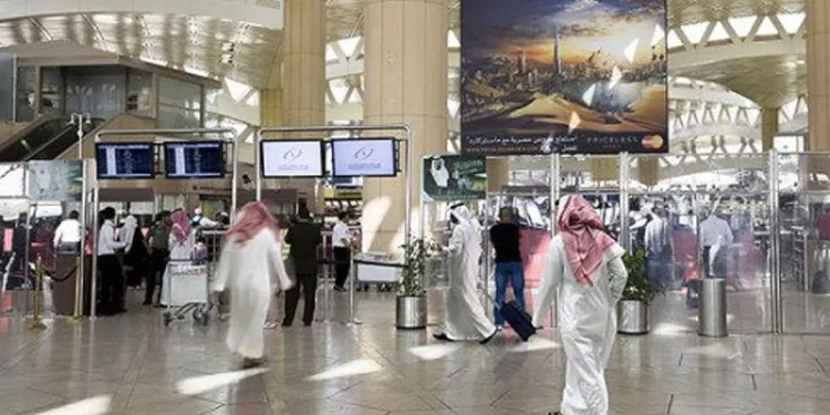 السعودية تخصص الرقم الموحد 992 لتواصل العالقين الخليجيين داخل المطارات 
