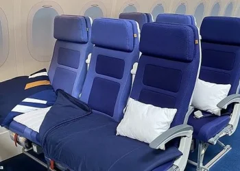 مقعدك الاقتصادي يتحول إلى سرير فاخر.. خدمة جديدة من شركة طيران تغير تجربة السفر