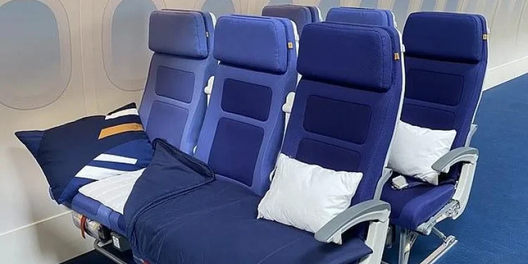 مقعدك الاقتصادي يتحول إلى سرير فاخر.. خدمة جديدة من شركة طيران تغير تجربة السفر