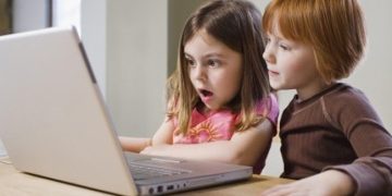 كيف تهدد مشاركة الأطفال على الإنترنت خصوصيتهم ومستقبلهم؟