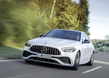 الدفاع المدني: سقوط شظايا اعتراض صاروخ باليستي على سطح منزلين بالمنطقة الشرقية