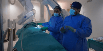 مستشفى الملك فهد التخصصي بالدمام ينجح في أول تدخل علاجي متقدم لأورام عظام الحوض بالمملكة