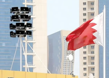 وزارة الداخلية البحرينية تطلق صافرة الإنذار بعد استهداف خزانات وقود بالمحرق