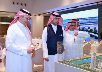 وزير البلديات والإسكان يزور مشروع «وجهة ألما»
