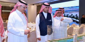 وزير البلديات والإسكان يزور مشروع «وجهة ألما»