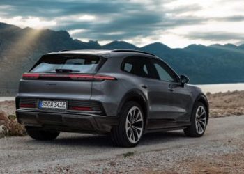 بورش تطلق إنتاجًا عالي الدقة لوحدات بطاريات كايين الكهربائية في هورنا ستريدا