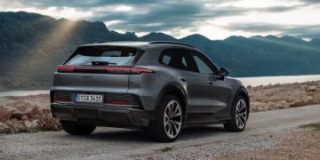 بورش تطلق إنتاجًا عالي الدقة لوحدات بطاريات كايين الكهربائية في هورنا ستريدا