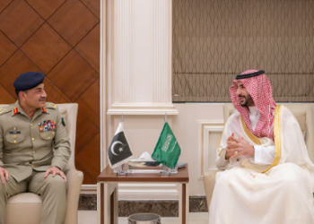 وزير الدفاع يلتقي قائد الجيش الباكستاني لمناقشة الاعتداءات الإيرانية