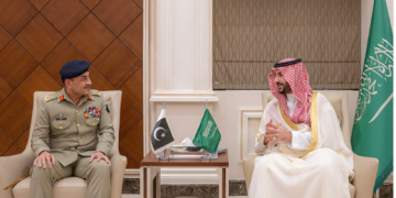وزير الدفاع يلتقي قائد الجيش الباكستاني لمناقشة الاعتداءات الإيرانية