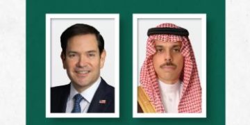 وزير الخارجية يبحث ونظيره الأمريكي