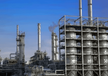 إخماد حرائق في مصفاتي مينائي الأحمدي وعبدالله بالكويت بعد استهداف بطائرات مسيرة