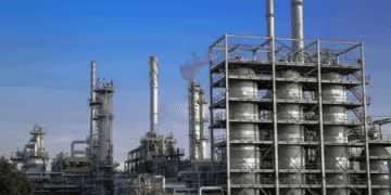 إخماد حرائق في مصفاتي مينائي الأحمدي وعبدالله بالكويت بعد استهداف بطائرات مسيرة