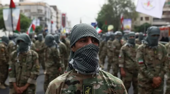 الحرس الثوري الإيراني يعلن تنفيذ هجوم واسع على القاعدة الأمريكية في البحرين