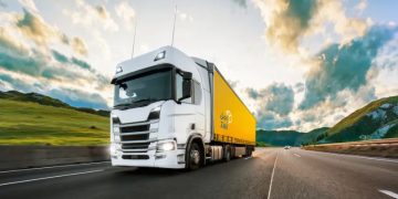 استمرار خدمات شركات شحن في العيد