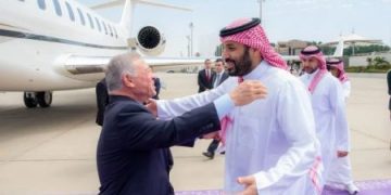 ملك الأردن يصل إلى جدة وسمو ولي العهد في مقدمة مستقبليه