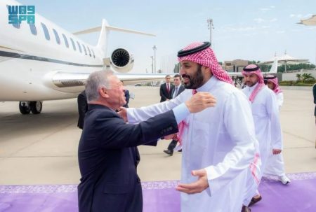 ملك الأردن يصل إلى جدة وسمو ولي العهد في مقدمة مستقبليه