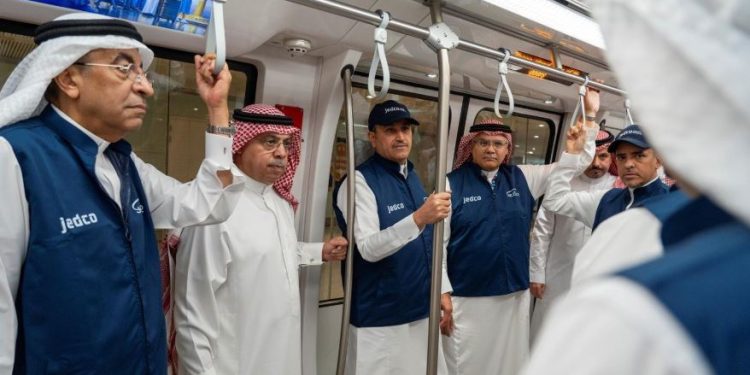 وزير النقل والخدمات اللوجستية يتفقد مطار الملك عبدالعزيز الدولي في جدة