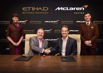 زاك براون، الرئيس التنفيذي لماكلارين للسباقات وأنطونوالدو نيفيس، الرئيس التنفيذي للاتحاد للطيران