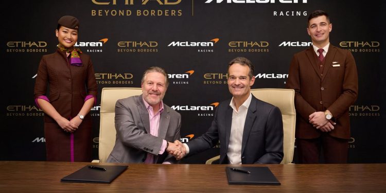 زاك براون، الرئيس التنفيذي لماكلارين للسباقات وأنطونوالدو نيفيس، الرئيس التنفيذي للاتحاد للطيران