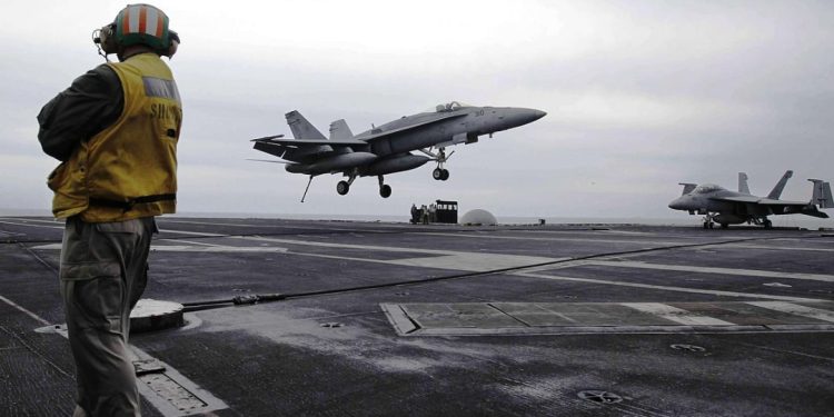 الجيش الأمريكي يعلن تدمير 17 سفينة وغواصة إيرانية