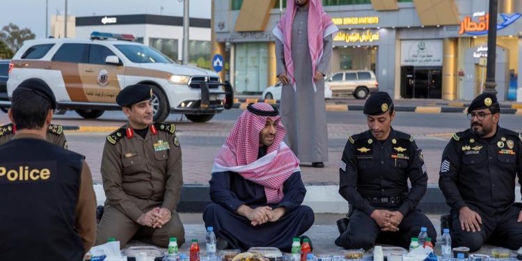 مشهد يعكس اهتمام ودعم القيادة.. نائب أمير منطقة الجوف يشارك رجال الأمن إفطارهم الرمضاني في الميدان